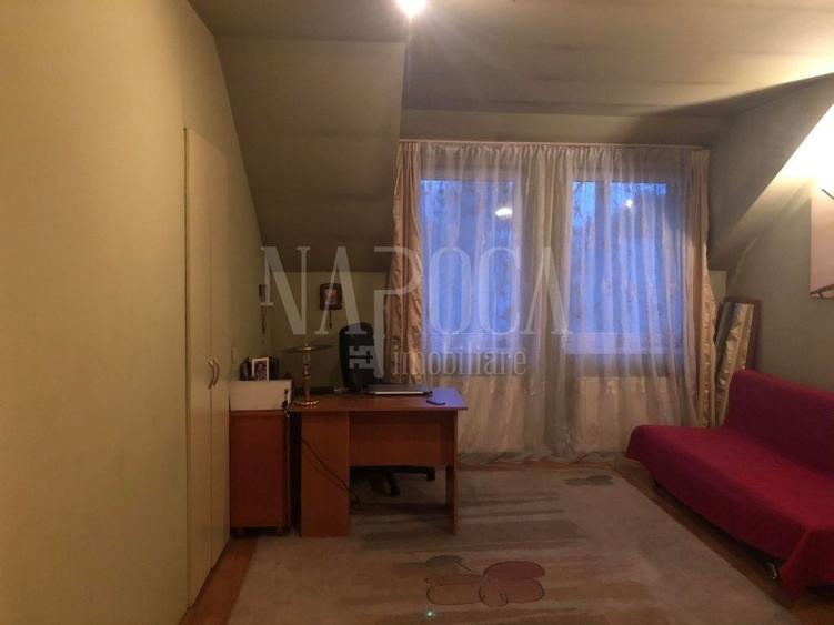 Casă individuală cu 8 camere cu Canalizare în Central