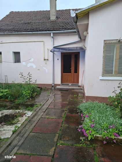 Casă cu 2 camere cu Teren 414 Mp în Central