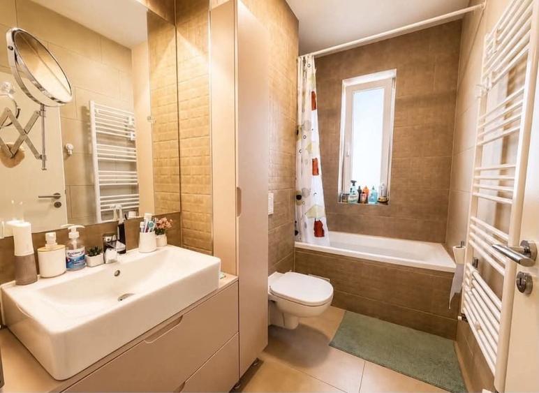 Apartament cu 3 camere decomandat în Tractorul