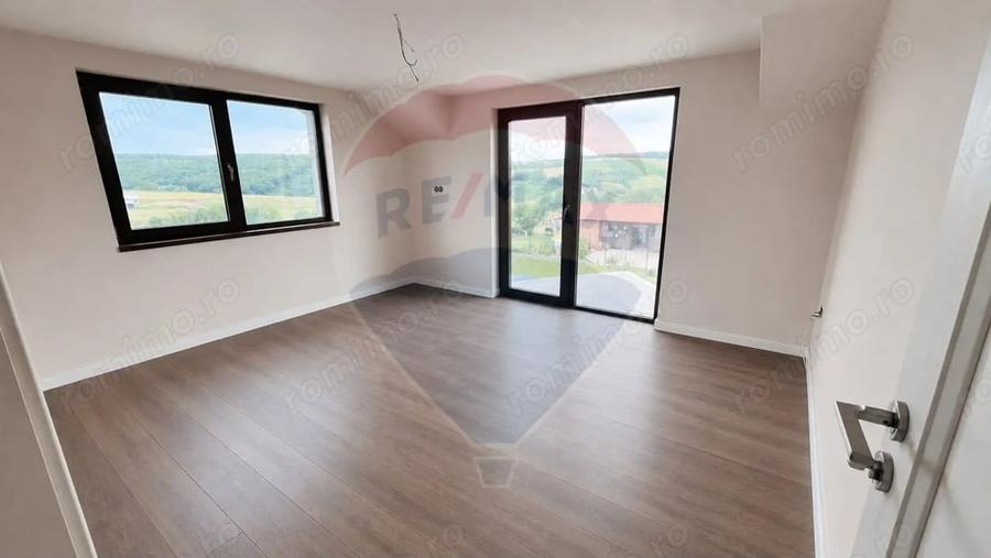 Casă cu 4 camere cu Teren 300 Mp în Hidiș