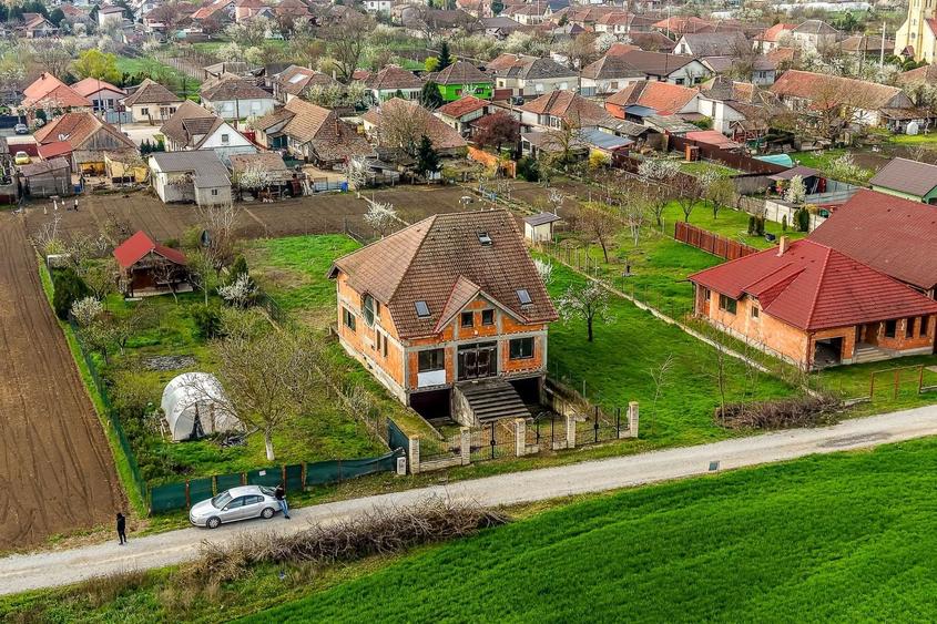 Casă individuală cu 6 camere cu Canalizare în Zimandcuz