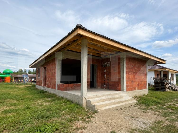 Casă individuală cu 4 camere cu Canalizare în Sud