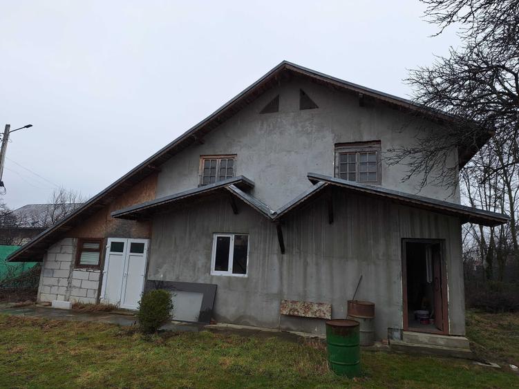 Casă cu 4 camere în Teișani