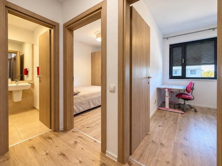 Apartament cu 4 camere decomandat, mobilat în Băneasa