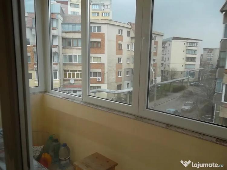 Apartament cu 2 camere decomandat în Piața Centrală