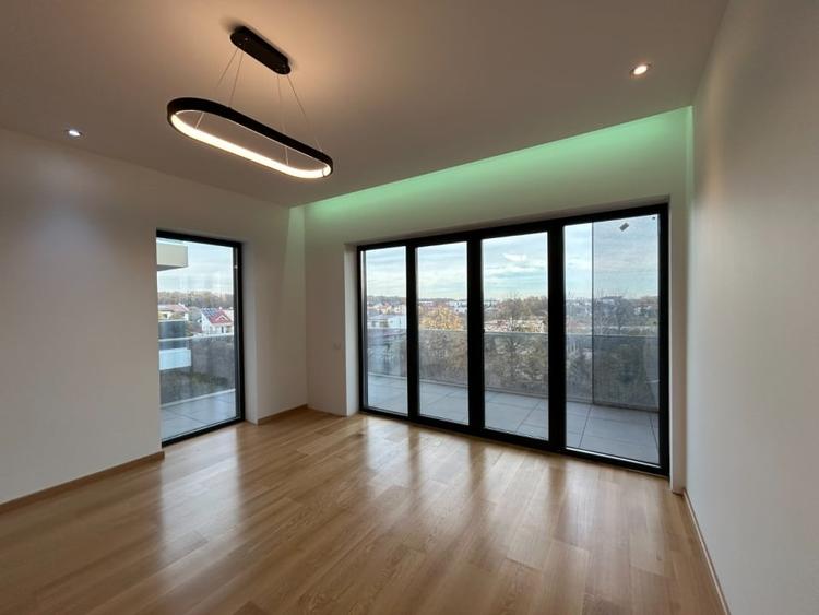 Apartament cu 3 camere decomandat, mobilat în Iancu Nicolae