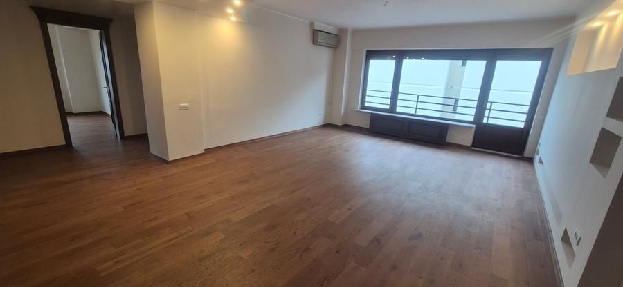 Apartament cu 4 camere semidecomandat în Primăverii
