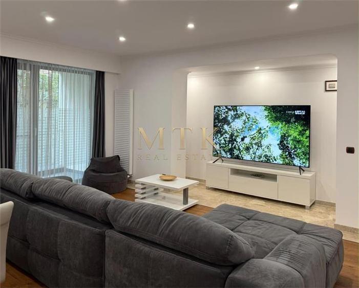 Apartament cu 3 camere decomandat, mobilat în Arcul de Triumf
