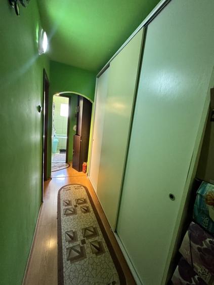 Apartament cu 3 camere semidecomandat, mobilat în Craiovița Nouă
