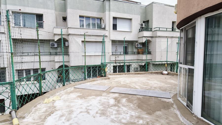 Apartament cu 3 camere semidecomandat, mobilat în Universitate