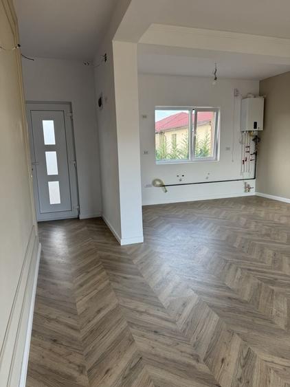 Casă cu 3 camere în Romanești