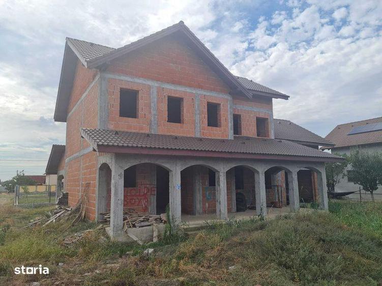 Casă cu 4 camere cu Teren 350 Mp în Livada