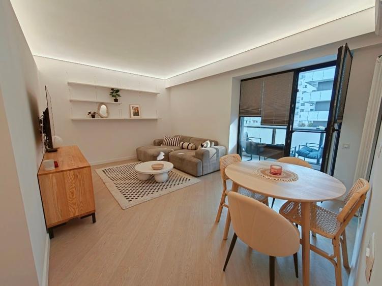 Apartament cu 3 camere decomandat, mobilat în Central
