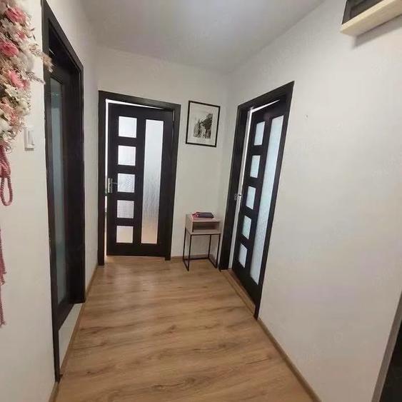 Apartament cu 3 camere decomandat în Turnișor