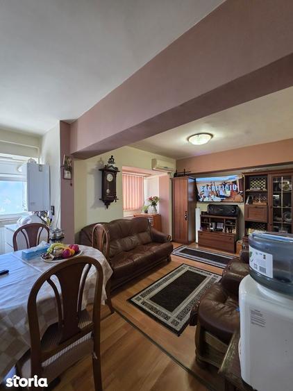 Apartament cu 4 camere decomandat în Calea București