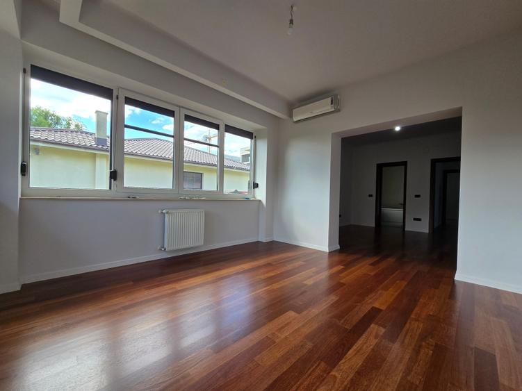 Casă individuală cu 5 camere cu Canalizare în Pipera