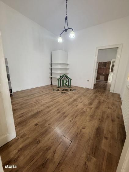 Casă cu 2 camere decomandat în Central