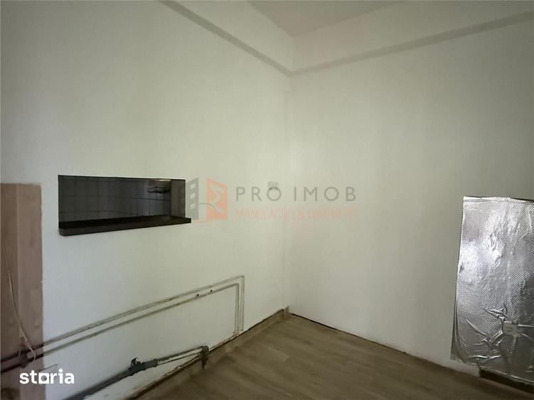 Casă cu 8 camere decomandat cu Teren 30 Mp în Siriu
