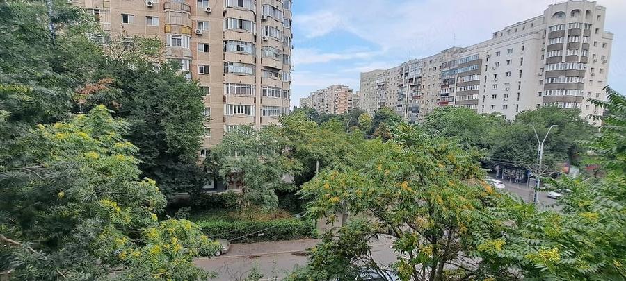 Apartament cu 3 camere decomandat în Crângași