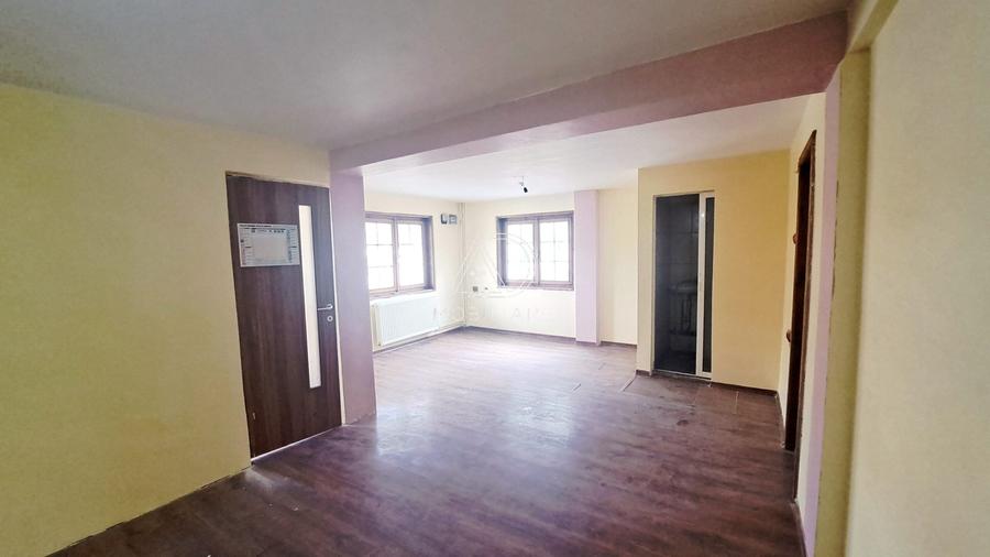 Casă individuală cu 9 camere cu Teren 96 Mp în Central