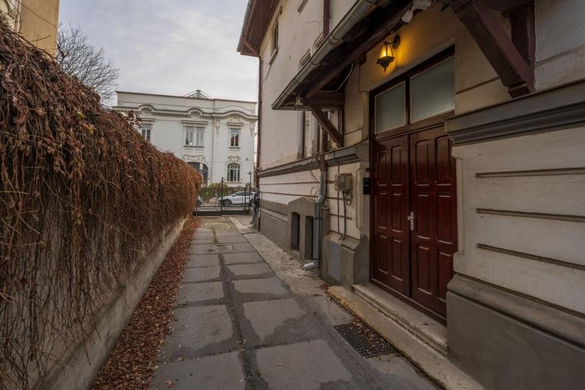 Birou, de 82.889999389648 mp, în Central