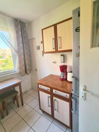 Apartament cu 3 camere semidecomandat, mobilat în Central
