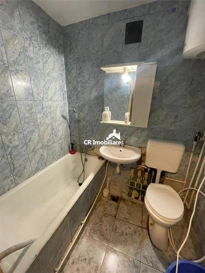 Apartament cu 3 camere semidecomandat în Apărătorii Patriei