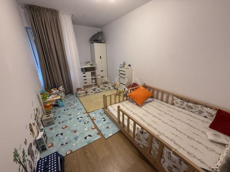 Apartament cu 3 camere semidecomandat, mobilat în Florești