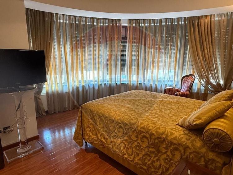 Apartament cu 4 camere semidecomandat, mobilat în Nordului