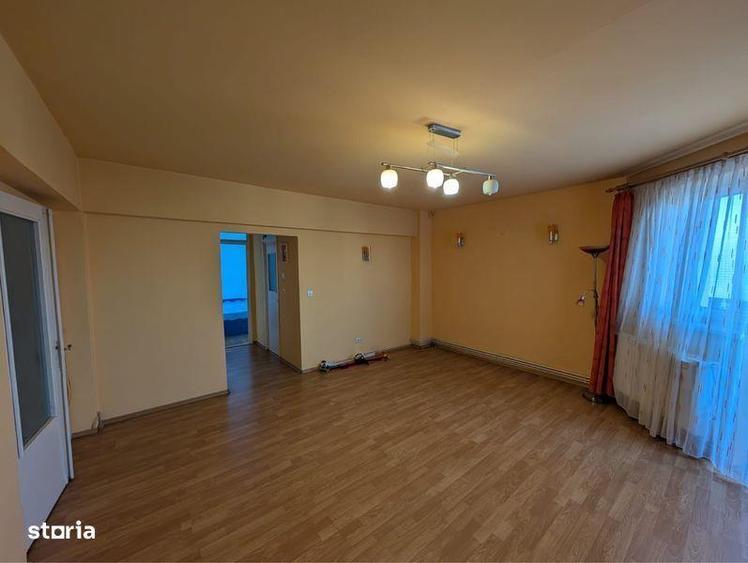 Apartament cu 3 camere semidecomandat în Unirii