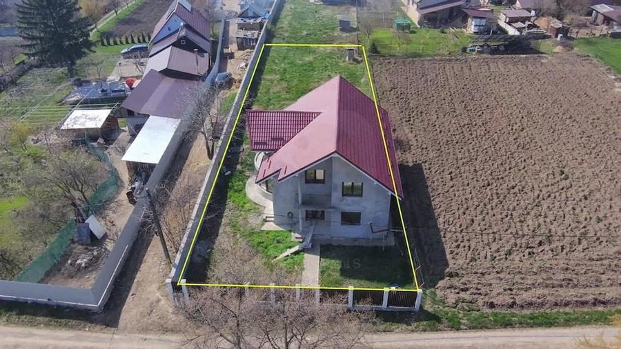 Casă cu Teren 953 Mp în Gura Văii