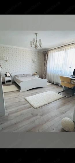 Casă cu 9 camere cu Teren 1600 Mp în Exterior Vest