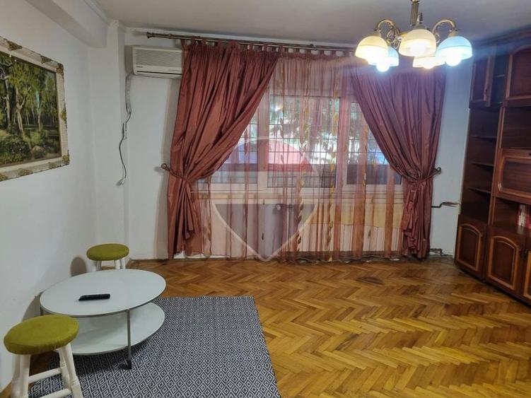 Apartament cu 3 camere semidecomandat în Gara de Est