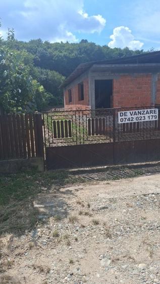 Casă cu 4 camere în Argeșelu