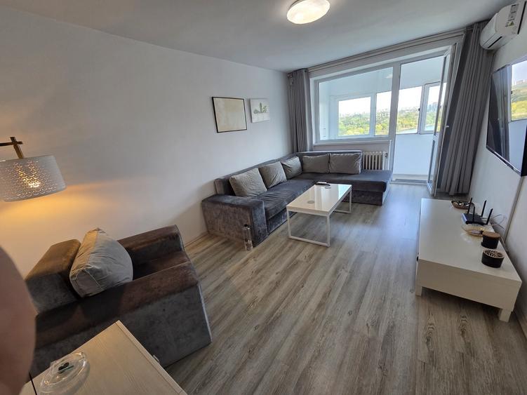 Apartament cu 3 camere decomandat în Exterior Vest