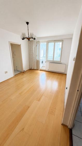 Apartament cu 3 camere decomandat în Exterior Vest