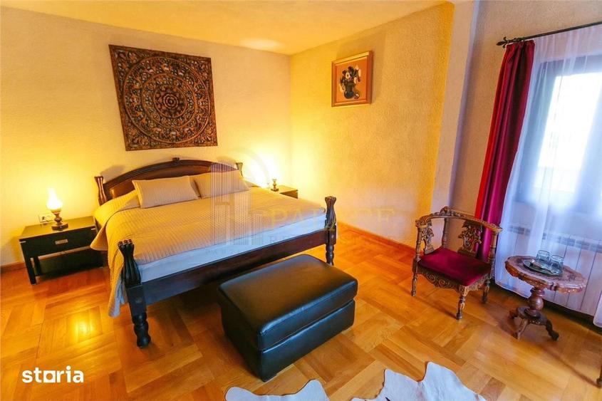 Casă cu 8 camere cu Teren 1000 Mp în Central