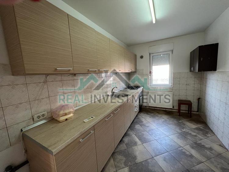 Casă cu 5 camere cu Teren 392 Mp în Intim