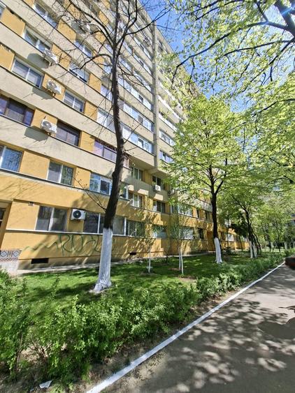 Apartament cu 3 camere semidecomandat în Obor