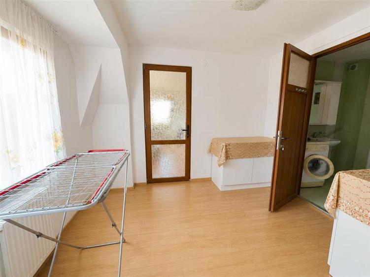 Casă individuală cu 5 camere cu Teren 545 Mp în Lupeni