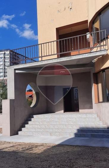 Casă cu 5 camere cu Teren 750 Mp în Fundeni