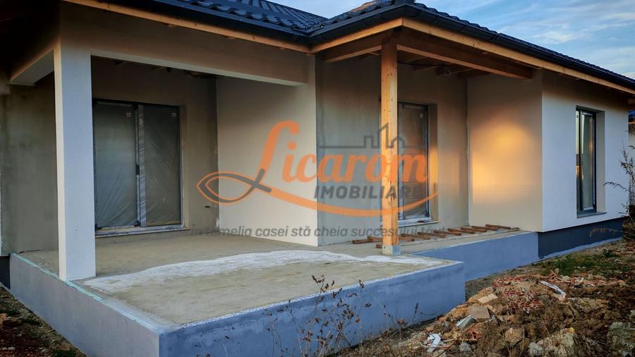 Casă individuală cu 4 camere cu Canalizare în Cristian