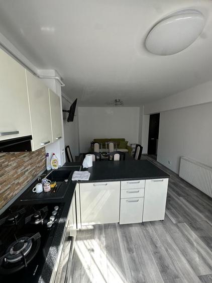 Apartament cu 3 camere semidecomandat în Micro 3