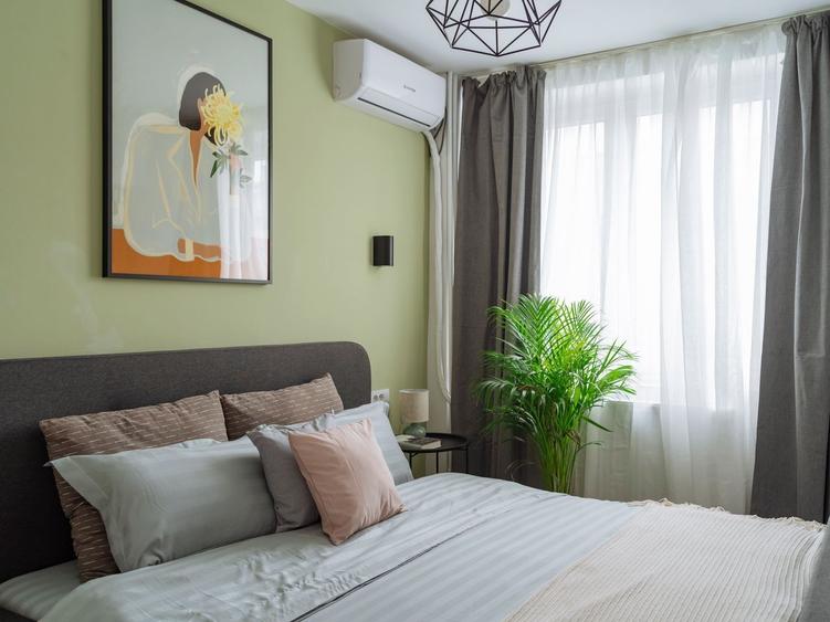 Apartament cu 3 camere semidecomandat, mobilat în