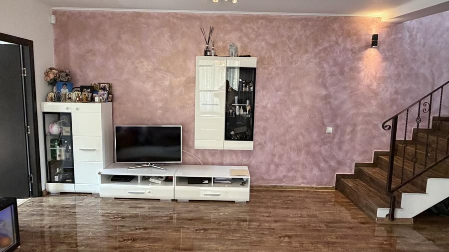 Duplex cu 5 camere cu Canalizare în Roșu