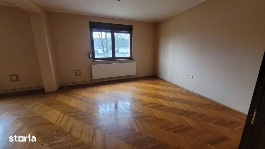 Casă cu Teren 2001 Mp în Central