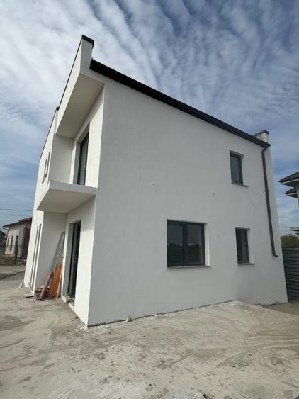 Casă individuală cu 4 camere cu Teren 450 Mp în Exterior Est