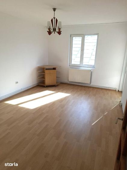 Casă cu 5 camere cu Teren 200 Mp în Central