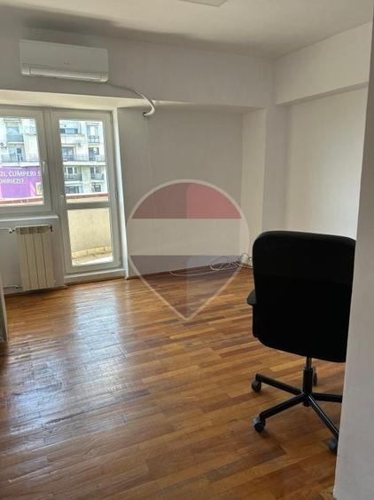Apartament cu 4 camere decomandat în Periferie