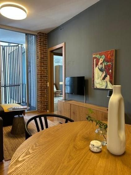 Apartament cu 3 camere decomandat, mobilat în Banu Manta